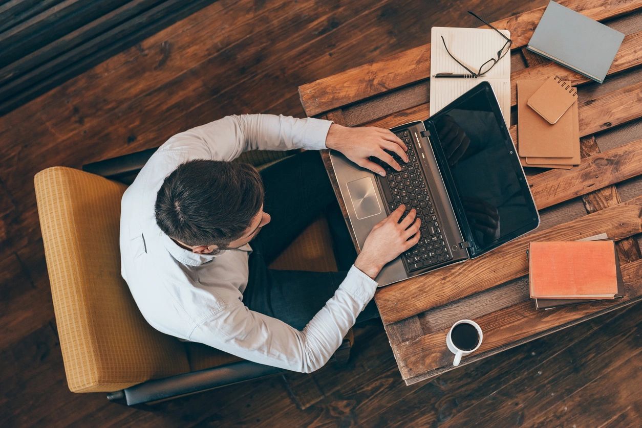 A home buyer searches for a realtor on his laptop.