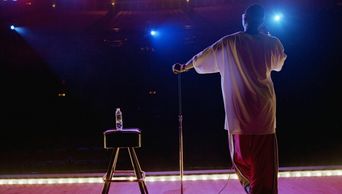 Joven en el escenario ante el público