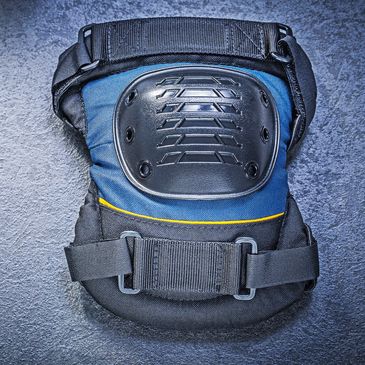 Rodillera de protección en azul y negro.