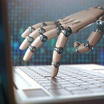 Roboterhand tippt auf Tastatur.