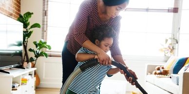 Mamá ayudando a niño con autismo