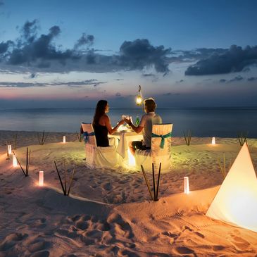 Hawaii honeymoon romantic experience beach picnic dinner anniversary couple private sunset maui