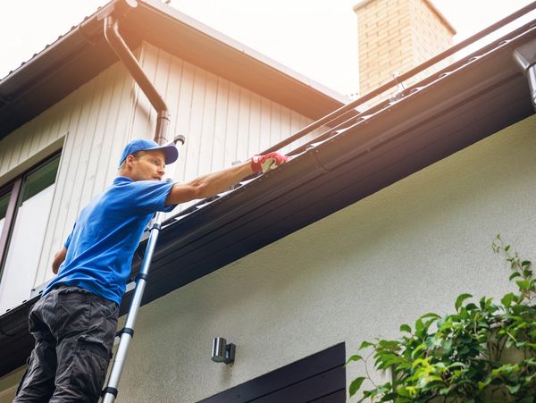 cleaning the gutter