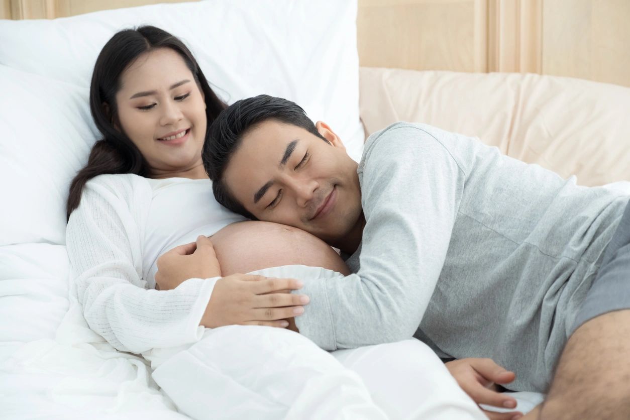 Expectant mother and expectant father. Smart husband. Sleeping with his mother in the Womb. Женщины без мужа и детей