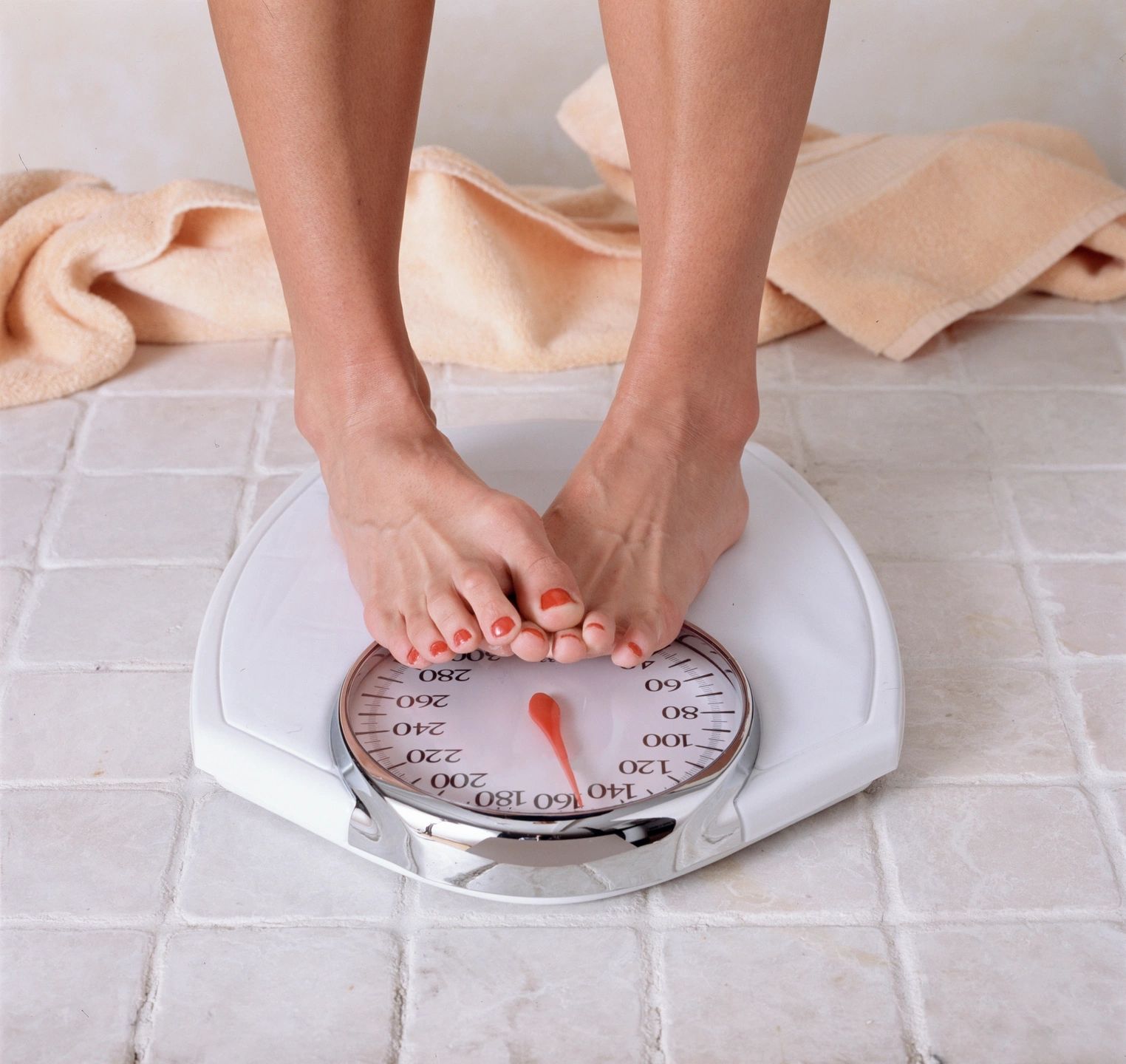 Woman weighing flour on scales – License Images – 330715 ❘ StockFood