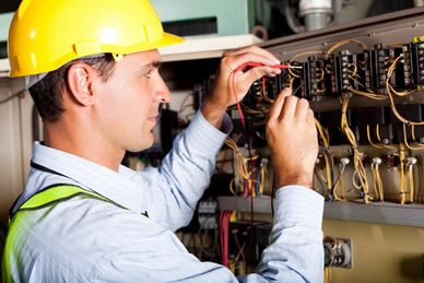 Eletricista realizando manutenção em PC de Luz.
