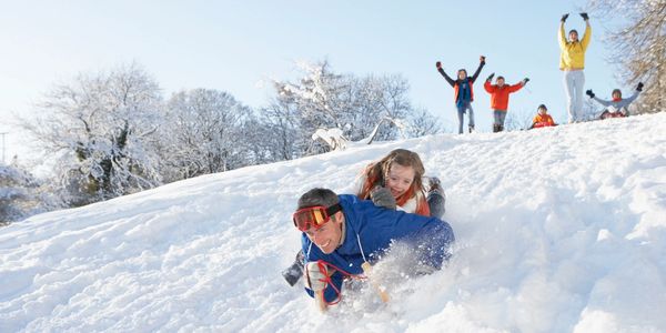 Sneeuwpret voor de kinderen; ellende voor velen en dan vooral voor de ouderen en de allerarmsten.