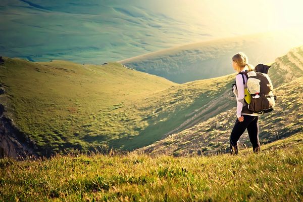 Active woman hiking a trail in Hawaii symbolizing quick access to virtual urgent care