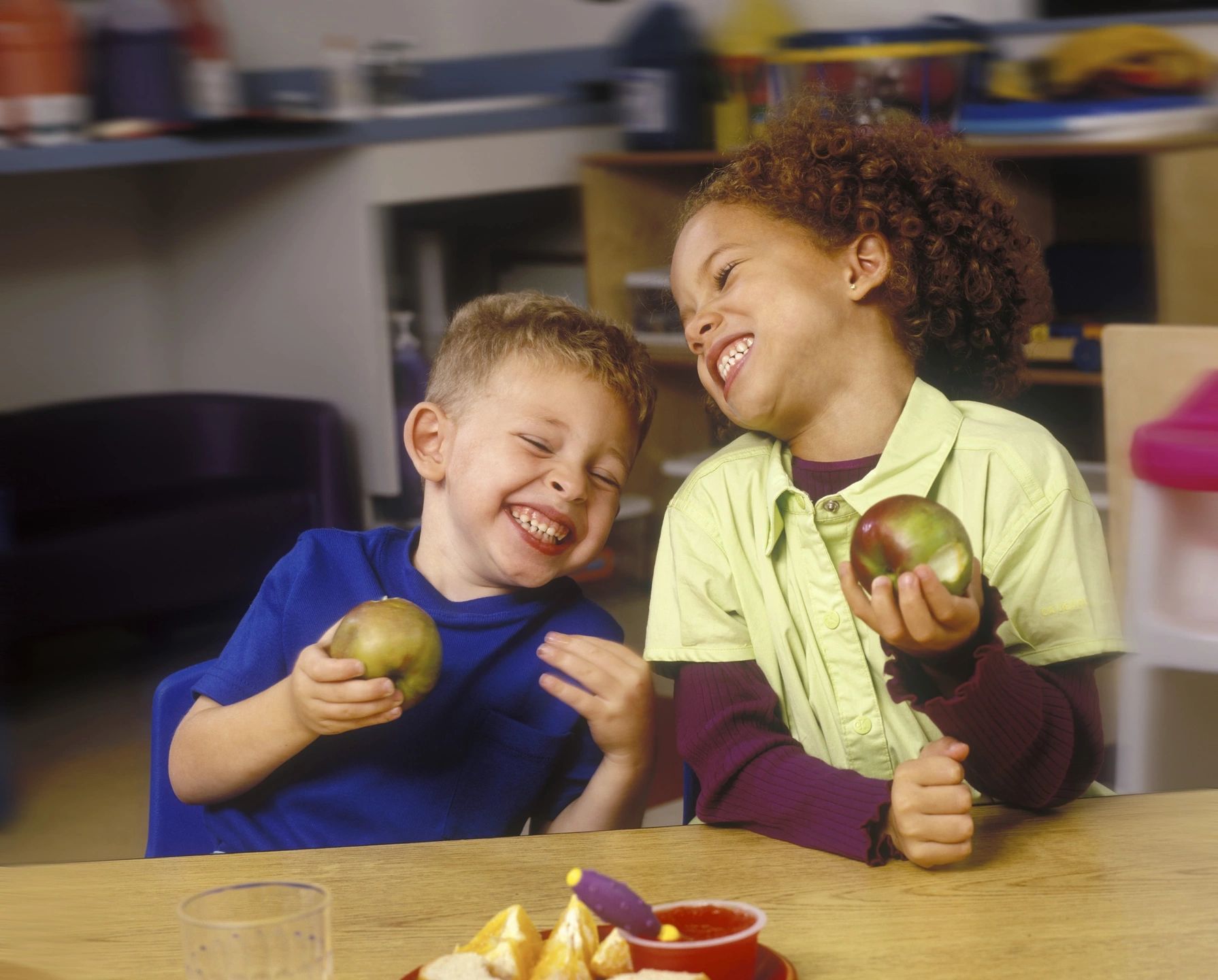 Adding more. Kids eating Apples. Children eat Makkai. Ребенок несет банки. Kids gonna eat Apple.