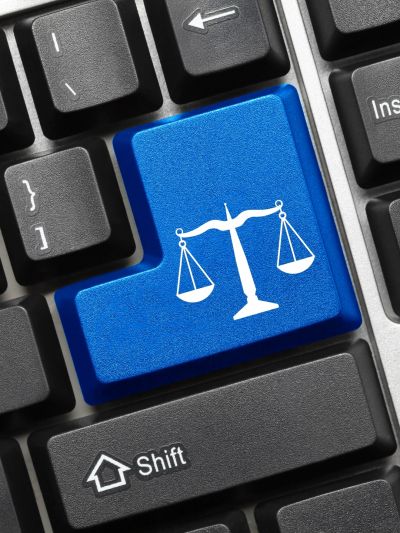 Tecla azul com símbolo de balança em teclado.