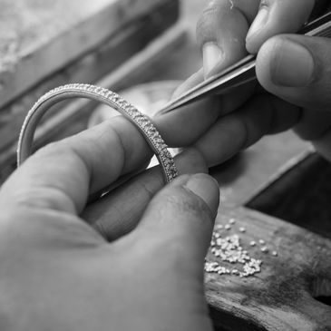 An expert designer and jewellery manufacturer