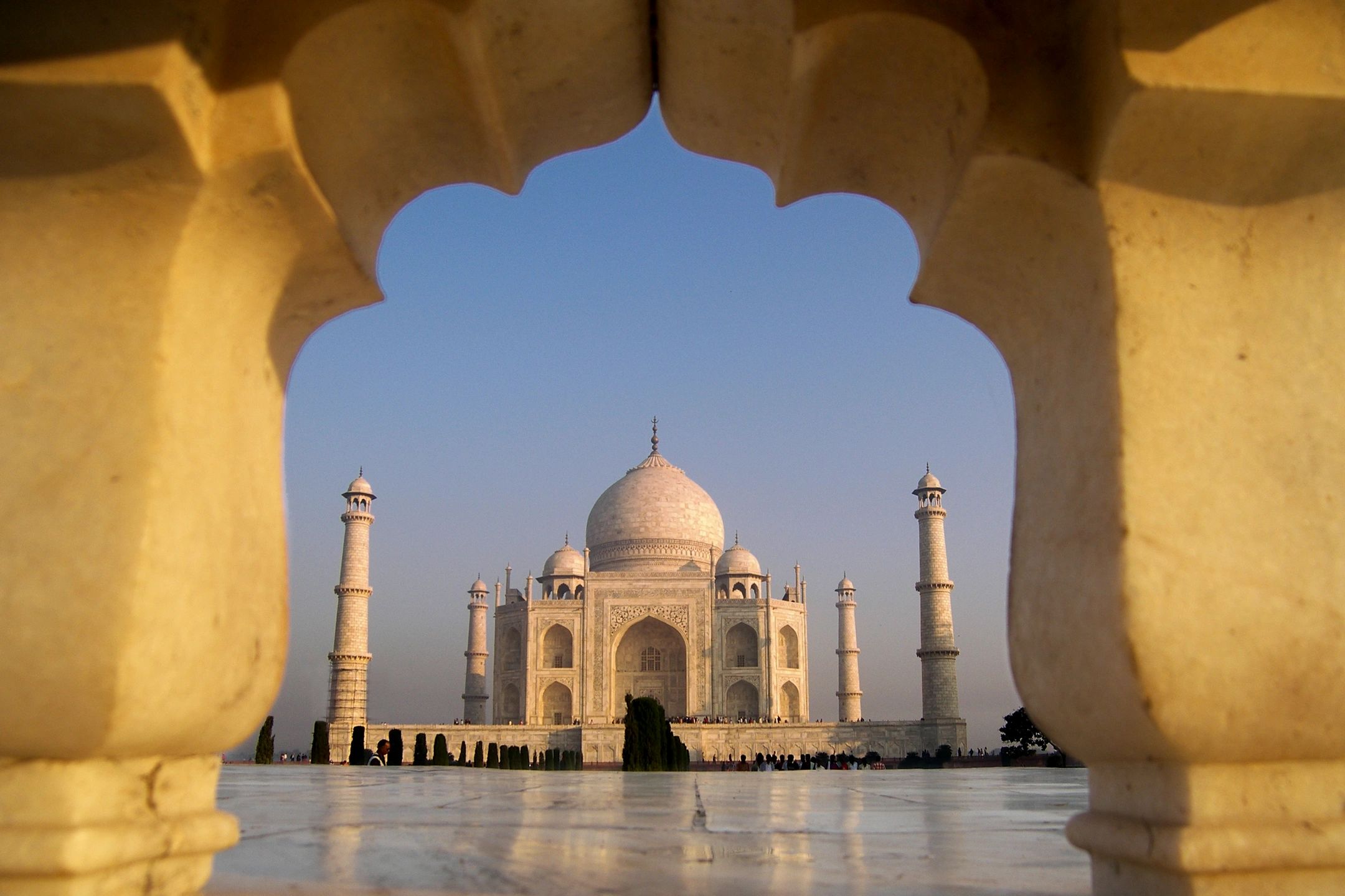 Taj Mahal gezien door een gekleurd stenen raam.