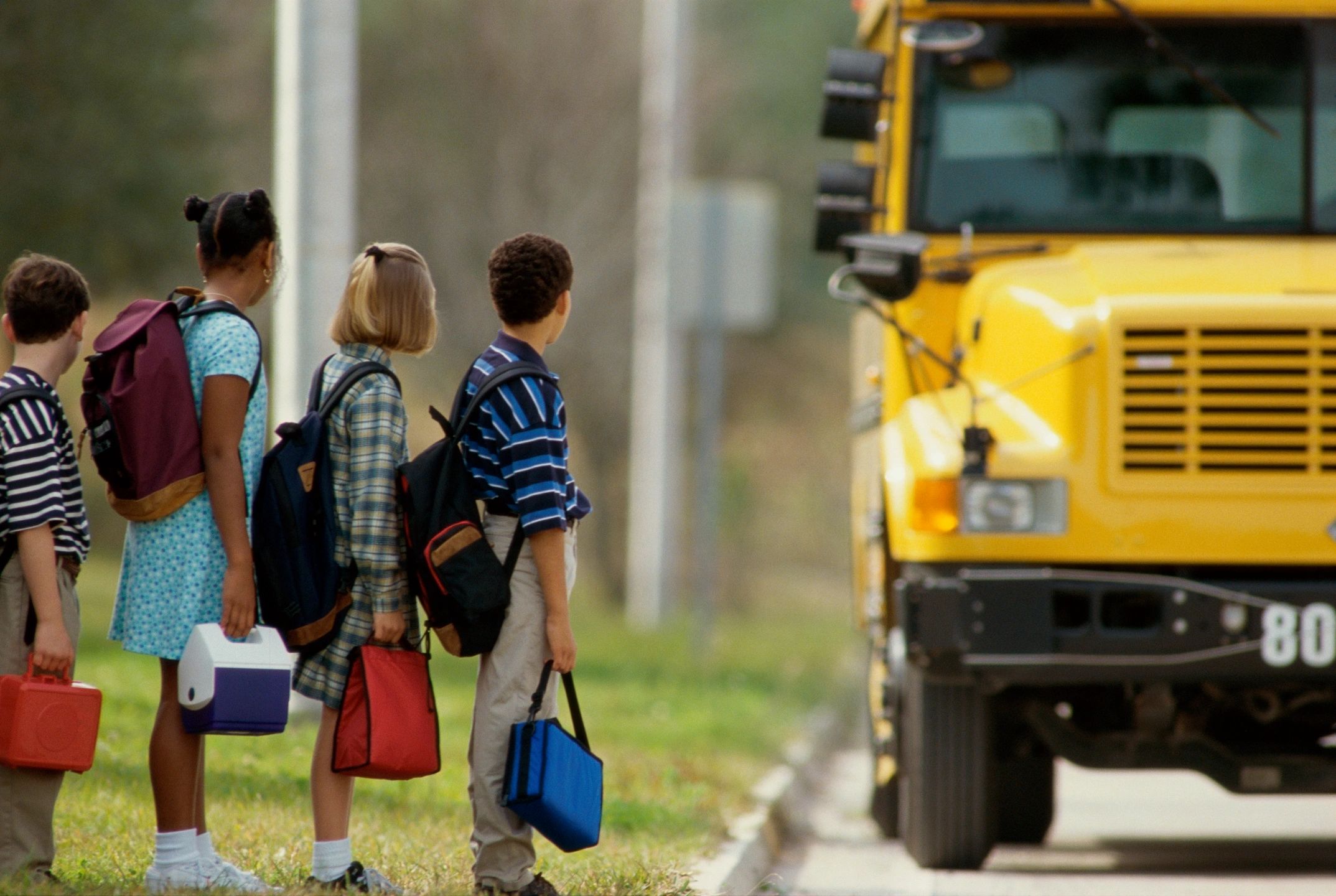 She going to school. Дети в американской школе. Американские дети школьники. Дети ждут школьный автобус. Дети в автобусе США.