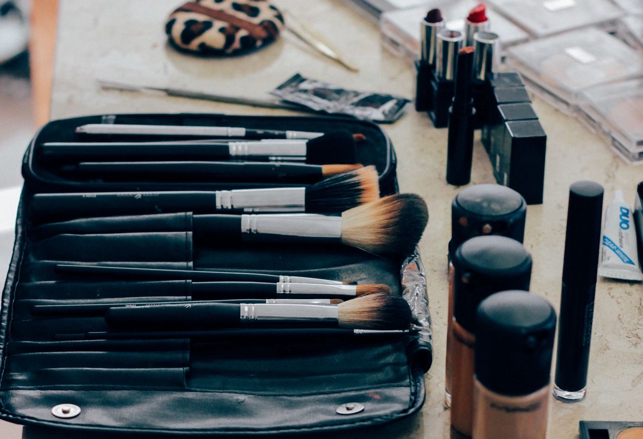 HOW TO ORGANIZE YOUR MAKE-UP