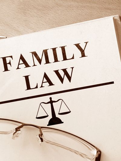 Livro sobre direito de família com óculos.