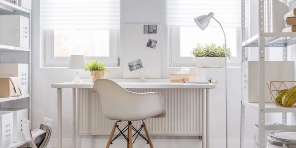 lys hvid kontor indretning med flot belysning og rolige omgivelser