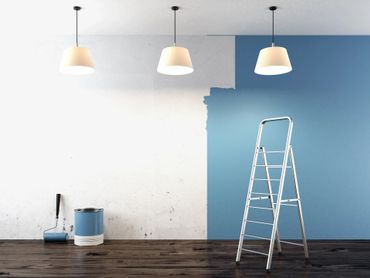 Haanz painter: painting a wall with light blue colour