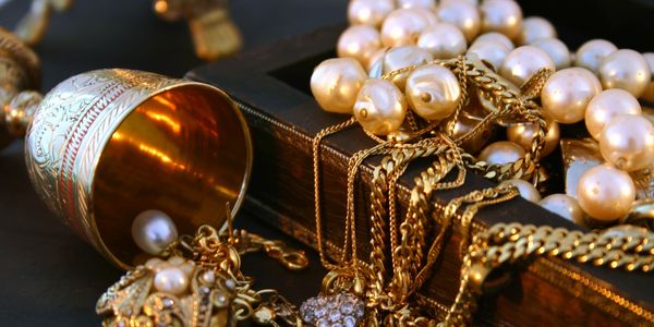 Necklaces, Faux Pearls, Rhinestones, Chains, Single Strands, Multi Strands.