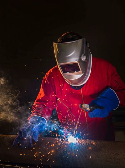A WELDER DOING WEDLING