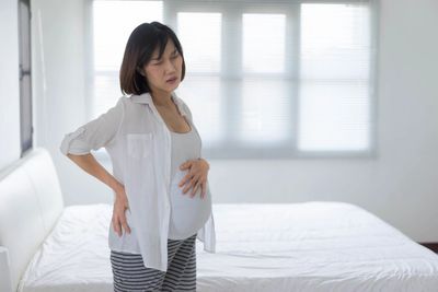 Women having back pain while pregnant