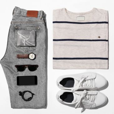 Outfit con jeans, camiseta, zapatillas y accesorios.
