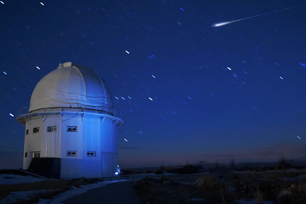 Image of meteorites in the night sky.