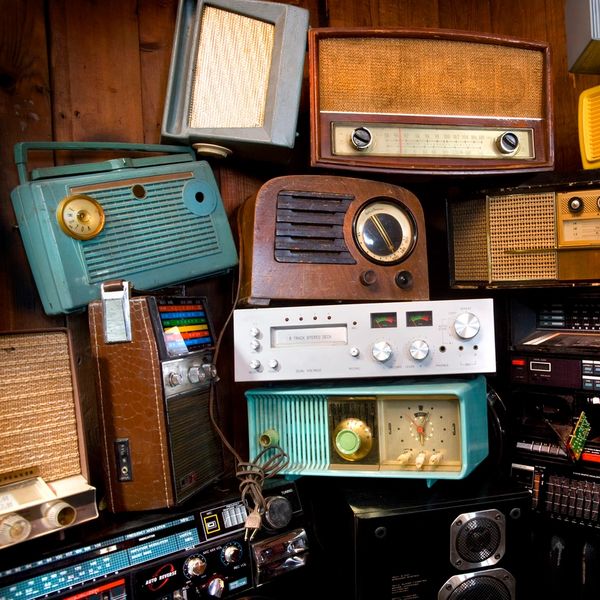 A collection of old fashioned radios.
