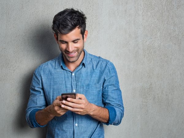 A young man is chatting with nutrition coach on mobile phone