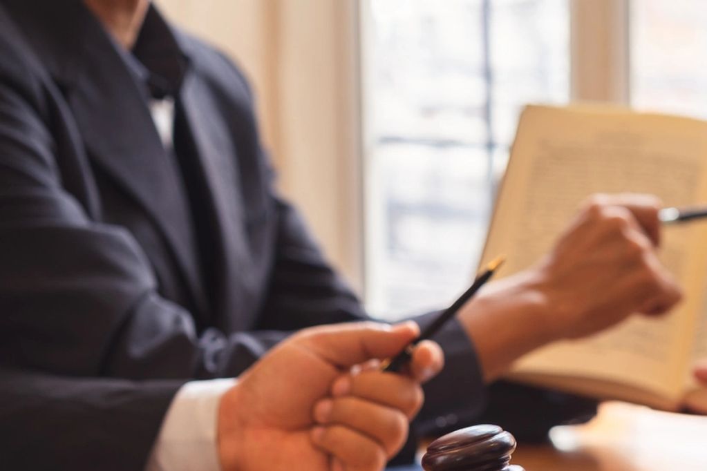 Discussion professionnelle avec documents et marteau de juge.