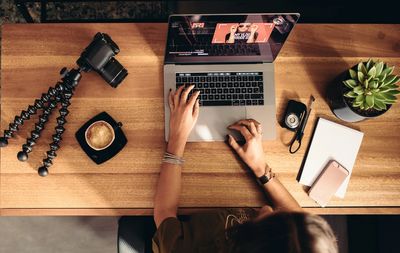 اتخذ قرارات مالية أفضل لك ولعائلتك. تصرف بذكاء وعش حياة أكثر ثراء