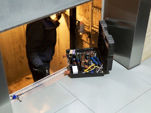 Elevator Inspecting and fixing 