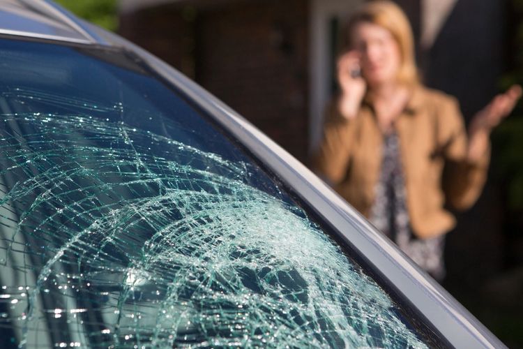 Broken windshield? We will come to you to repair or replace your Auto Glass. Call for free estimate