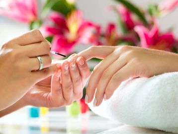 Lady having a CND Delux Shellac manicure.