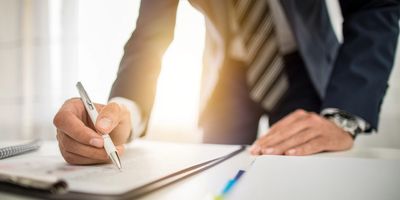 Signature du contrat entre le client et le photographe de mariage