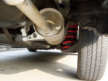 Back axle and suspension strut of a van 