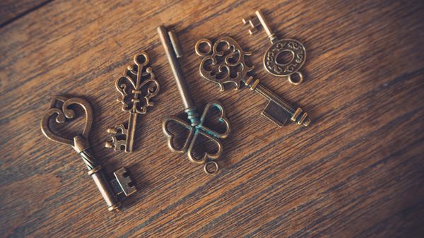 5 keys laying on a wooden table