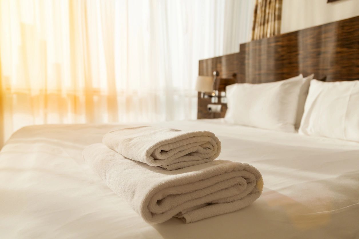 Полотенце на кровати. Полотенца на кровати. Полотенце отель кровать. Белое полотенце на кровати. Hotel Room Towels.