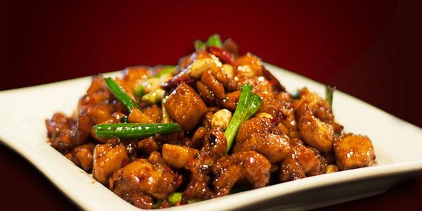 Delicious stir-fried chicken with cashews and green onions.
