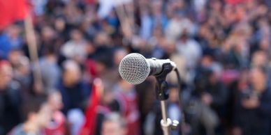 Microphone in front of a blurred crowd.
