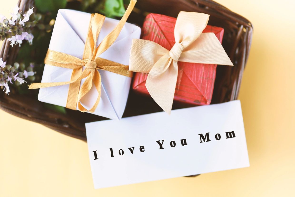 Gift boxes with a card saying 'I love you Mom'.