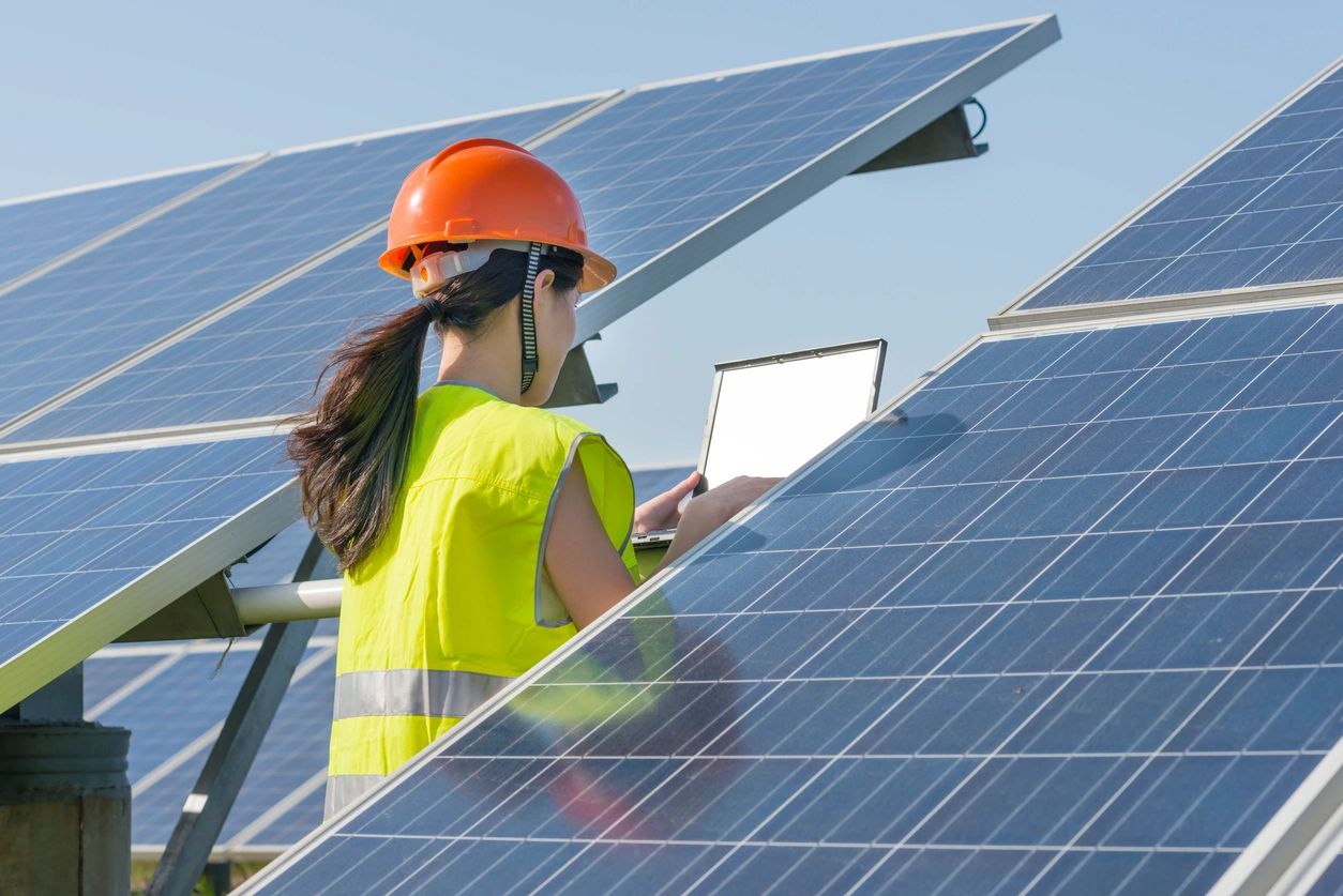 Persona realizando inspección de paneles solares