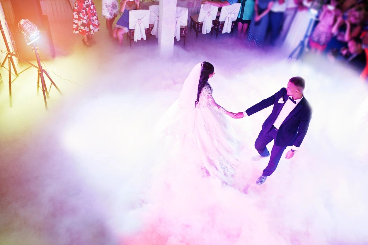 Nouveaux marié dansant sur une piste de danse lors de leur journée de mariage