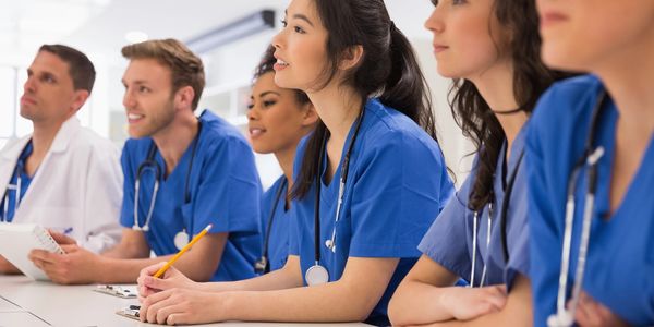 Médicos viendo una clase