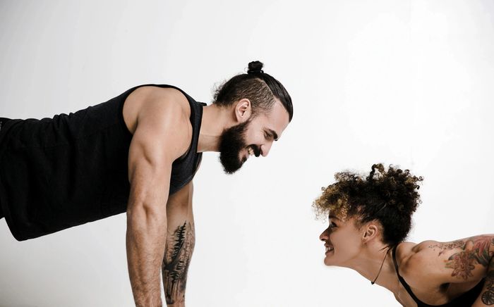 Man admiring a woman while she's showing cleavage and he's confidently wearing his W-dunder Bluge.