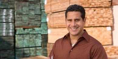 A man in a warehouse waits for his IATA Accredited Category 6 hazmat training in Spanish