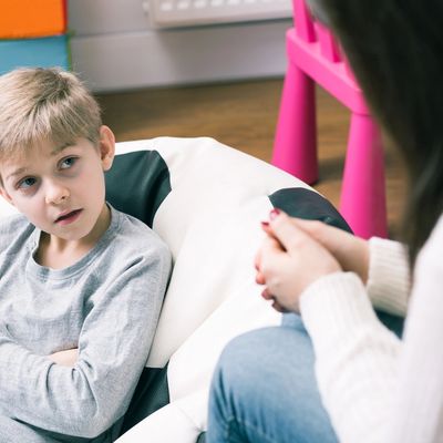 A child and a psychologist talk about learning difficulties.
