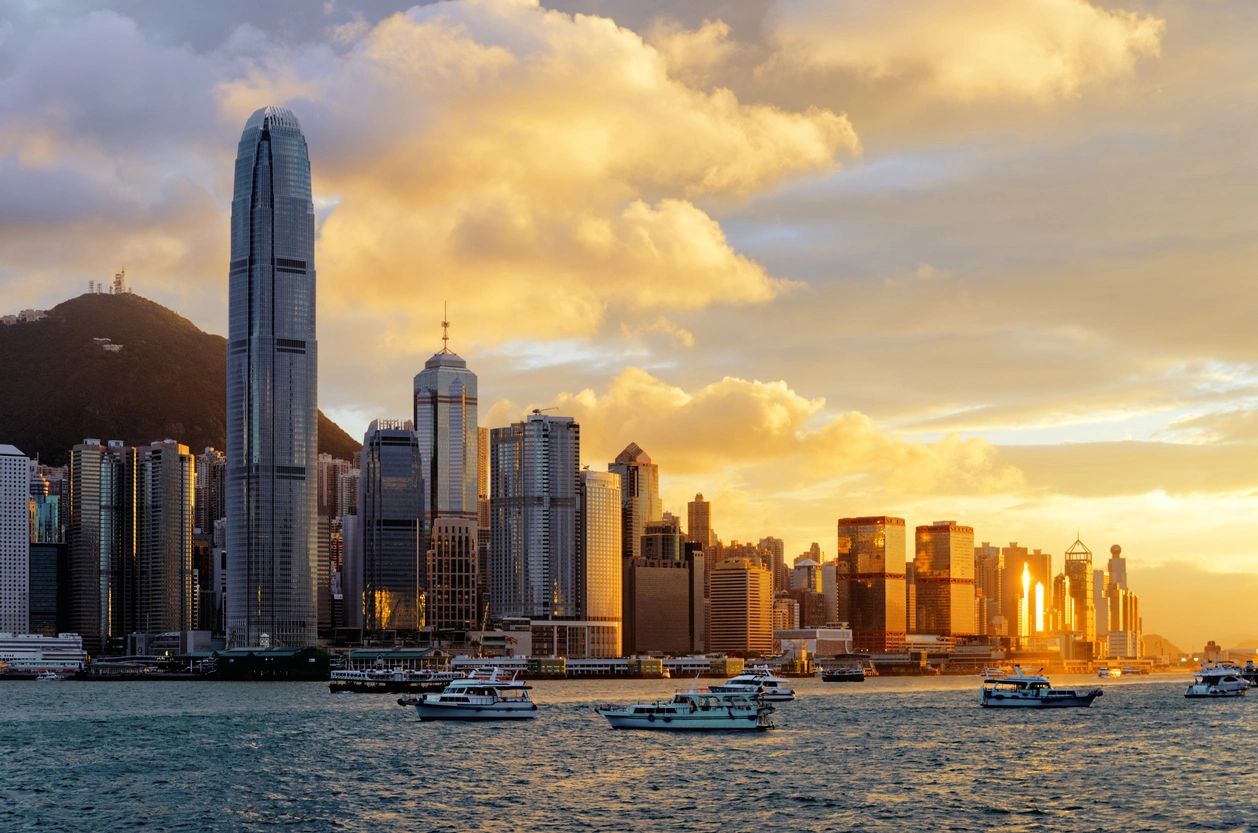 The sunsets on the marina and city skyline in a major metropolitan city.