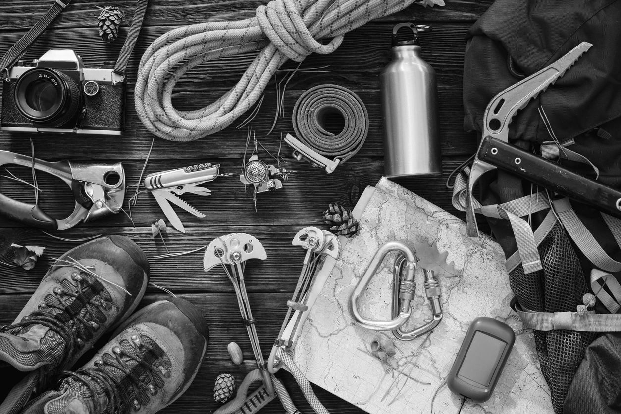 Bergsteigerausrüstung als Symbol für pragmatischen und maßgeschneiderten Einsatz von Werkzeugen 