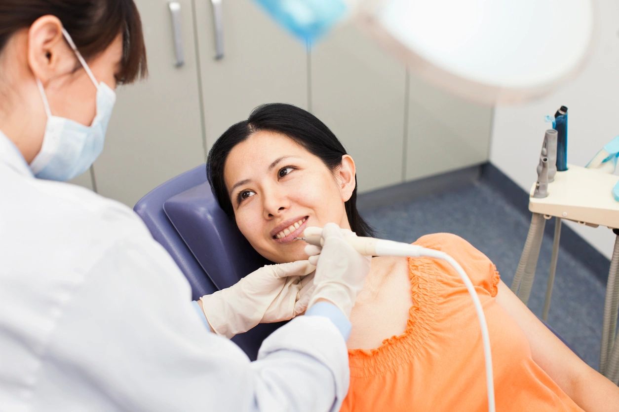 Dentist in Rockett's Landing providing teeth whitening